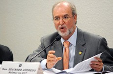 O tucano Azeredo é o relator, no Senado. O nó é a internet
