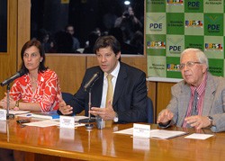 Ministro Fernando Haddad (C) recebeu a proposta da comissão. Valorização da prática no ensino de jornalismo