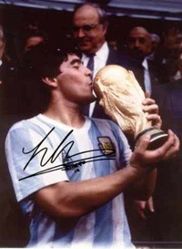 O Maradona da foto não é o mesmo de hoje, por certo. Mas era muuuito melhor