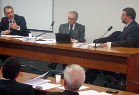 Pellegrino (E) explicou a situação da violência baiana, na CPI da Câmara dos Deputados