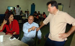 Valdeci com Emília e Villaverde, no festerê natalício do ex-prefeito