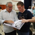 Cassol (à direita) entrega livro para Rosemberg Cariry, homenageado 10º SMVC