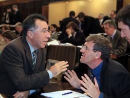 Valdeci (E), na sessão de ontem: entre os projetos aprovados, há os que ajudam a região