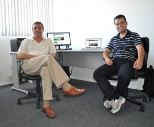 Ricardo Ritzel e Paulo Gilberto Roehrs (à direita), na redação do Portal Bei. Foto Maiquel Rosauro