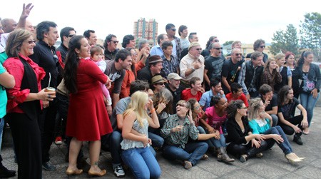 Os músicos e cantores que se reuniram para gravação da música que anima a cidade