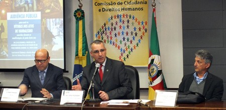 Jorge Pozzobom (C) propôs a formulação de um documento a ser entregue às autoridades