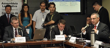Pozzobom (D) em reunião da CCJ: Tiro de Laço e bombeiros civis em locais fechados