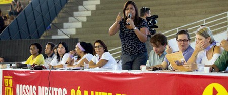 Rejane (na assembleia de sexta-feira): otimismo ou chute? (foto Pedro Revillion/CPERS)