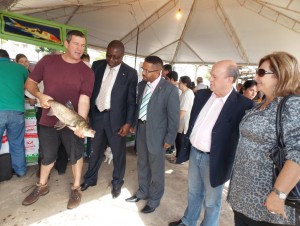 Moçambicanos e o prefeito Schirmer visitaram a Feira do Peixe Vivo