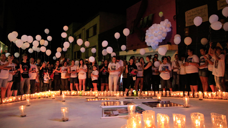 242 balões luminosos subiram aos céus, na madrugada desta terça, em frente à Kiss