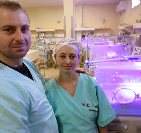 Na UTI Neonatal do Hospital de Caridade: Gilmar e Cleusa com os quatro filhos “em fila”