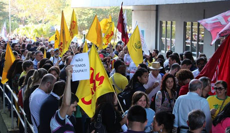 Protesto desta quinta reuniu cerca de 400 pessoas em frente ao Centro Administrativo, na capital