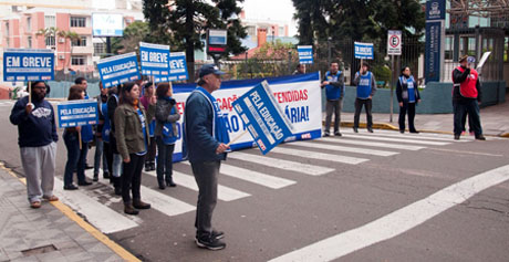 Técnico-administrativos da UFSM tentam tornar visível o movimento. Mas... (foto Reprodução)