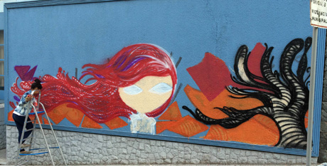 Popis, a artista em ação, na tarde da domingueira, no centro: “é um incentivo ao grafite para embelezar nosso cenário urbano com a criação de painéis em muros e outros locais”