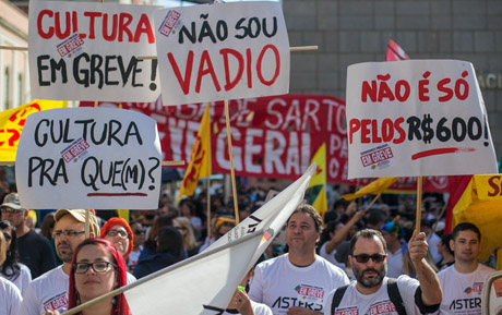 Servidores também protestaram contra Boessio, líder do PMDB na AL, que os chamou de ‘vadios’