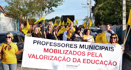 Dirigentes do Sinprosm e outros professores na Vila Caramelo e outras comunas da zona oeste