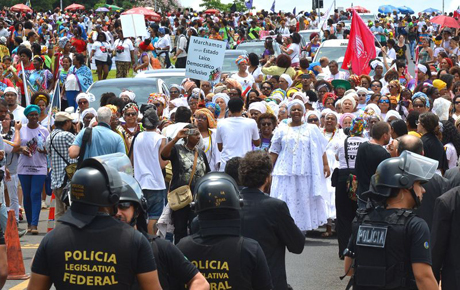 …que opôs defensores da ditadura com mulheres negras se manifestavam pacificamente
