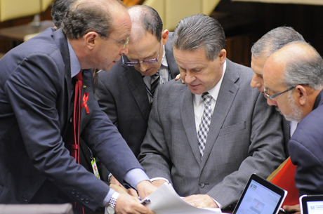Deputados governistas e da oposição conversam sobre o projeto na rápida sessão desta quinta