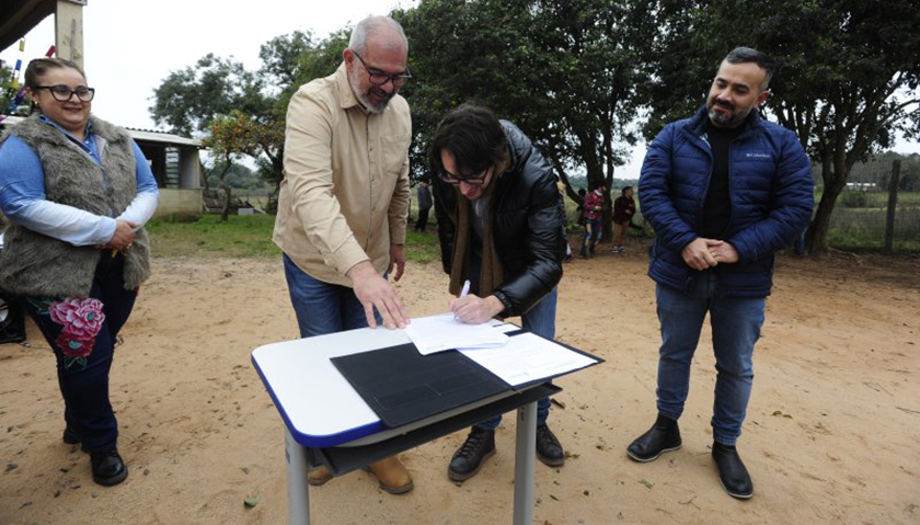 Lorenzo Pichinin também assina o documento em que Rodrigo Decimo sanciona o projeto (Foto Marcelo Oliveira/Prefeitura)